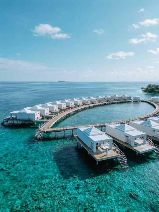 Foto von Sandies Bathala Maldives in Sandies Bathala Maldives. Möglicherweise ein Bild von Bootshaus, Wasser, Cabana und Text.