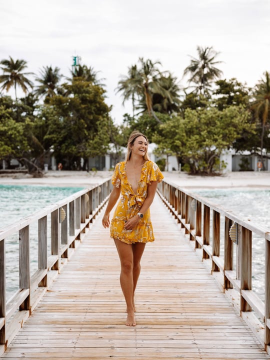 Foto von Sandies Bathala Maldives in Sandies Bathala Maldives. Könnte ein Bild von Sonnenkleid, Sarong, Kleid und Text sein.