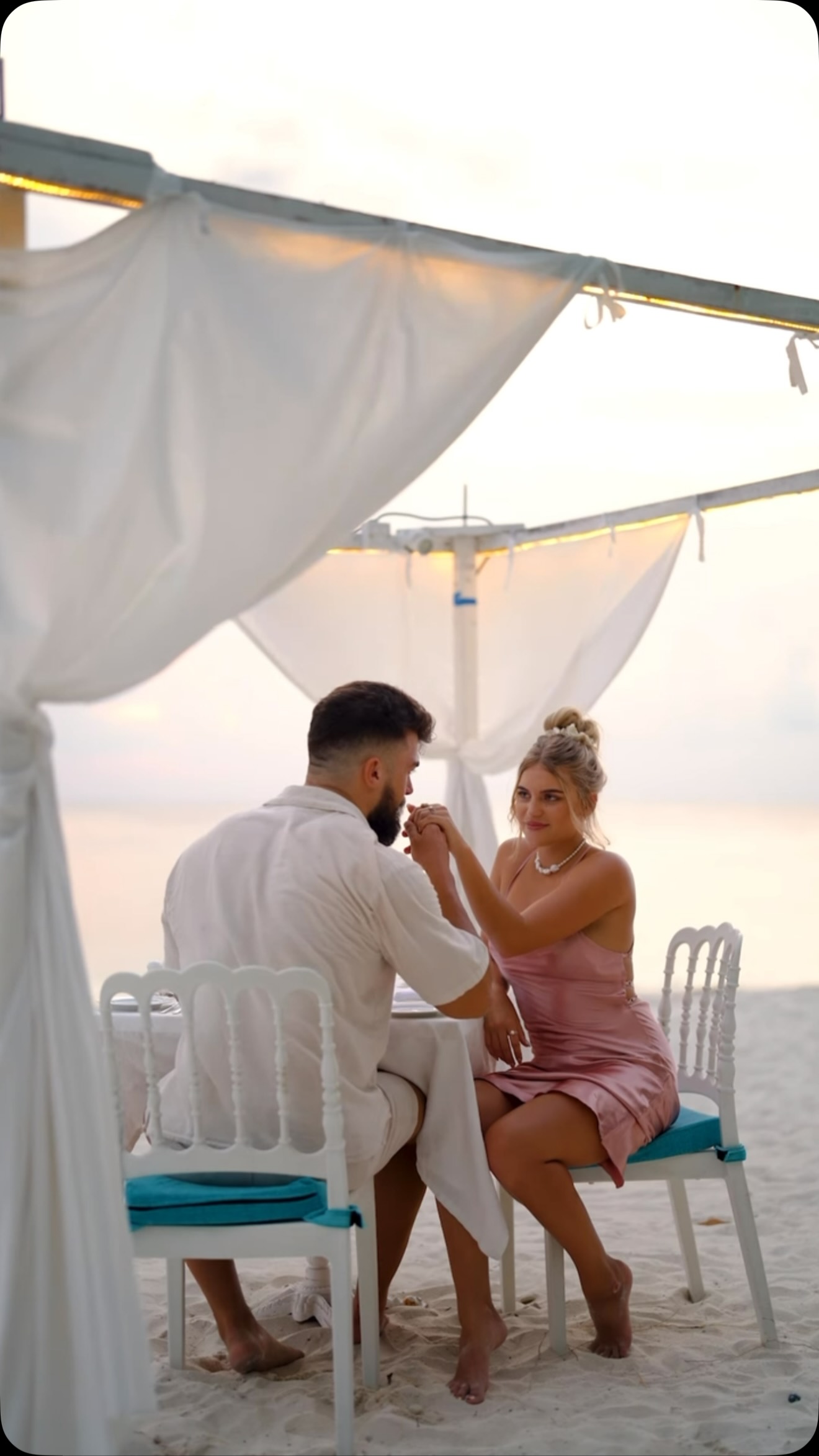 Une table pour deux, le rythme de l'océan, et une soirée pensée rien que pour vous. 🌊 Laissez-nous composer le décor de votre soirée la plus romantique aux Maldives à Sandies Bathala.

#SandiesBathala #Bathala #Maldives