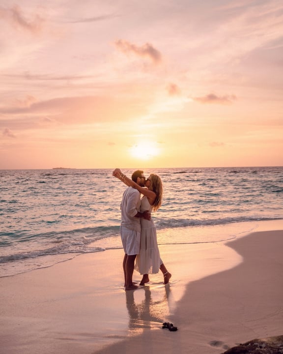 L'amour n'en est que plus beau à l'heure dorée. ✨ Partagez la magie d'un coucher de soleil maldivien à deux à Sandies Bathala. 🌊

#SandiesBathala #Bathala #Maldives #VisitMaldives #MaldivesResort #SunsetLove #G