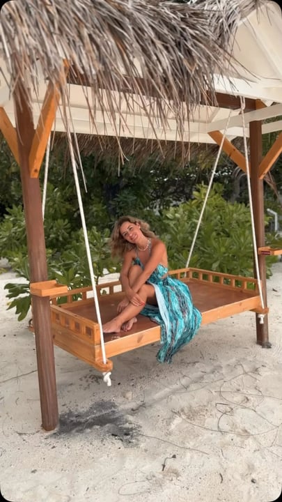 Ci sono giorni in cui lasci semplicemente che sia l'oceano a dettare il ritmo. Piedi in aria, sabbia sotto, solo blu davanti a te. Benedetti a Bathala 🤍🌴

#Bathala #BathalaIsland #Maldives #IslandLife #BeachSwing SundayVibes Ocean
