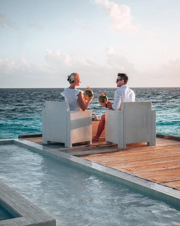 Certains soirs sont faits pour ralentir. Savourez une noix de coco fraîche, étirez-vous au bord de la piscine, et laissez le coucher de soleil maldivien faire le reste. Votre moment vous attend à Sandies Bathala.

#SandiesBathala #Bathala #M