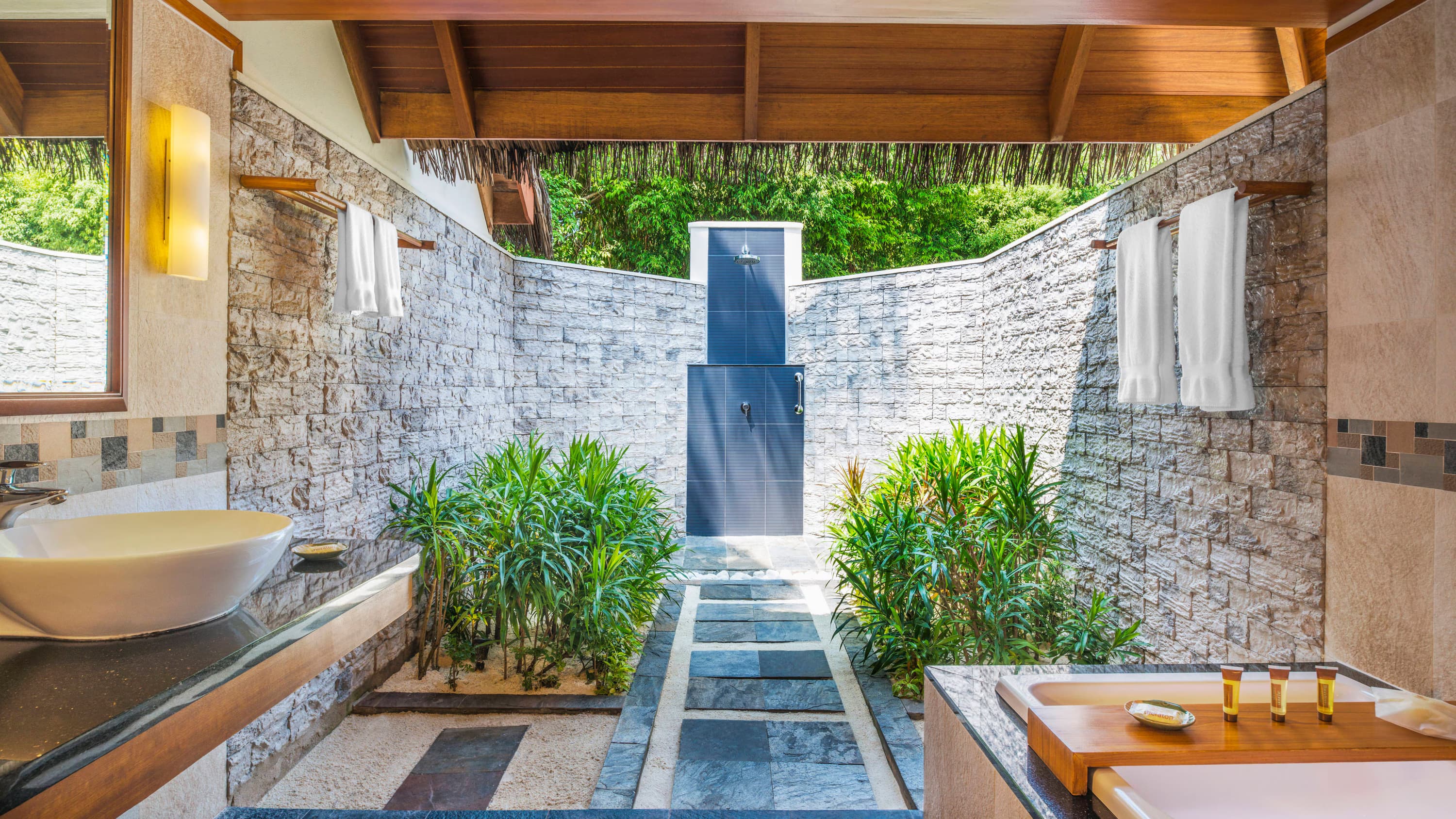 Beach Front Cottage im Sheraton Maldives Full Moon Resort & Spa