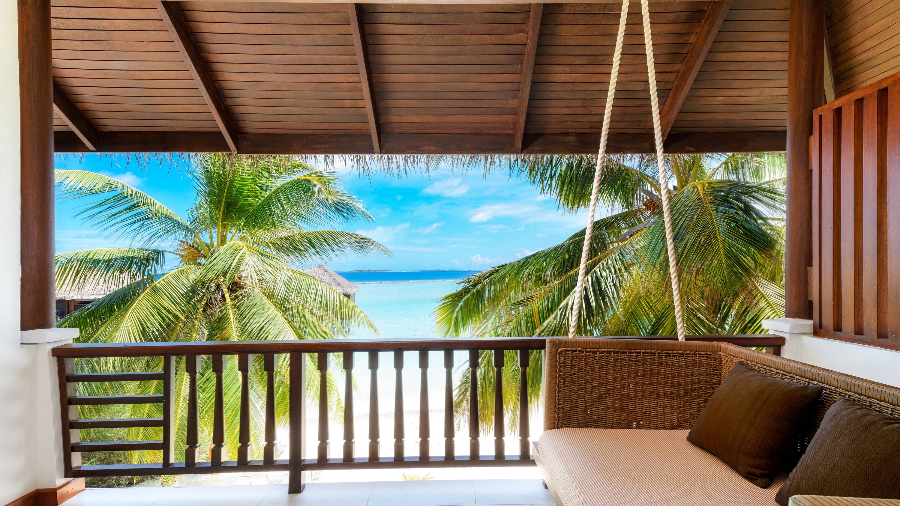 Beachfront Deluxe Guest Room, Terrasse im Obergeschoss im Sheraton Maldives Full Moon Resort & Spa