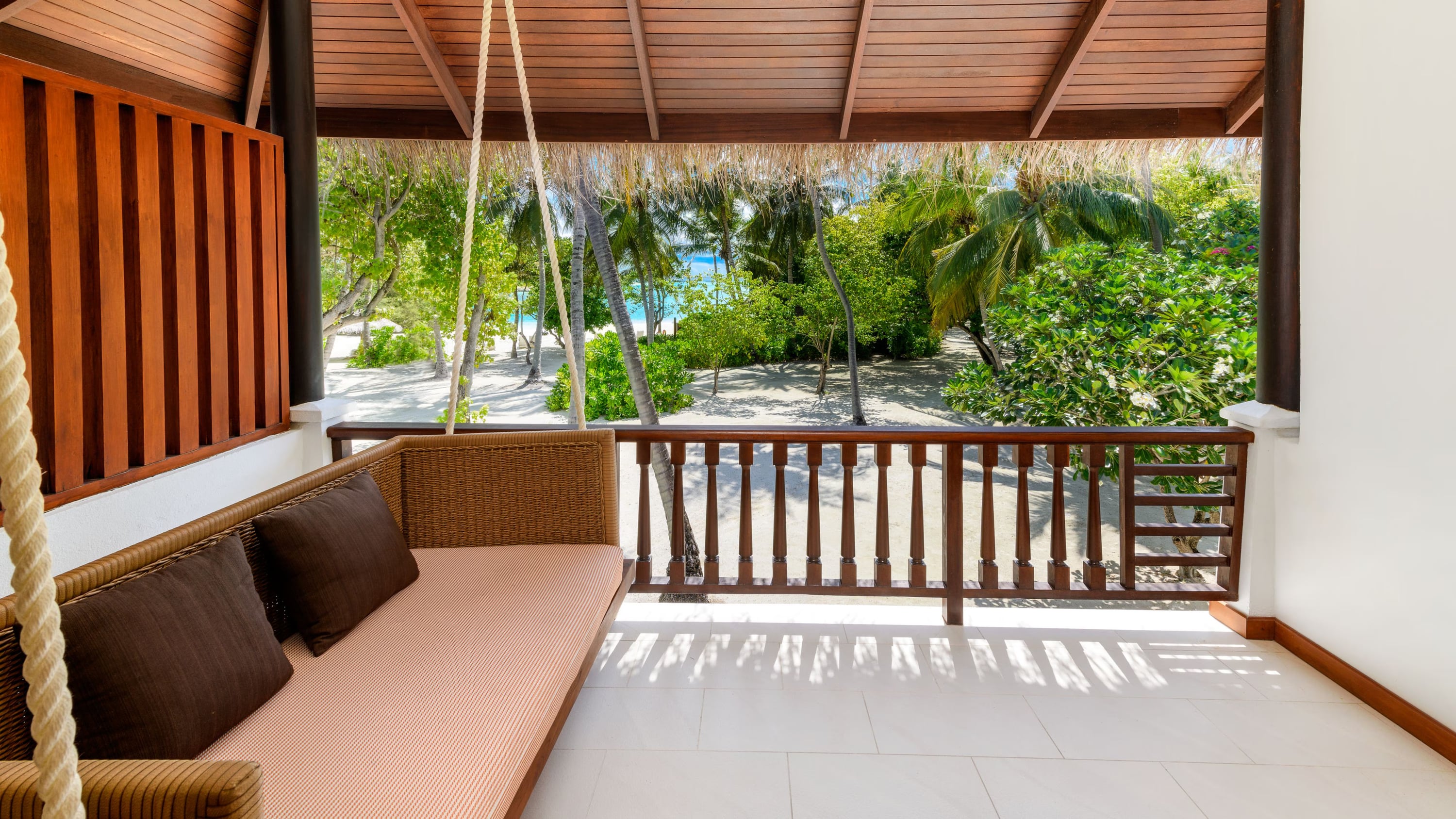 Deluxe Garden View Guest Room, Terrasse im Obergeschoss im Sheraton Maldives Full Moon Resort & Spa