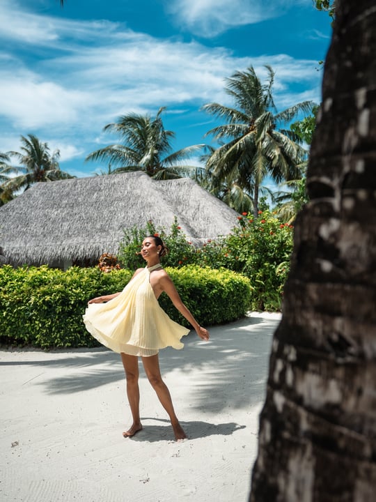 Foto geteilt von Inten Julian am 12. Juli 2026 mit Verlinkung von @sheratonmaldives. Könnte ein Bild von Kopftuch, Sarong, Kleid, Sommerkleid, Palmen, im Freien und Text sein.