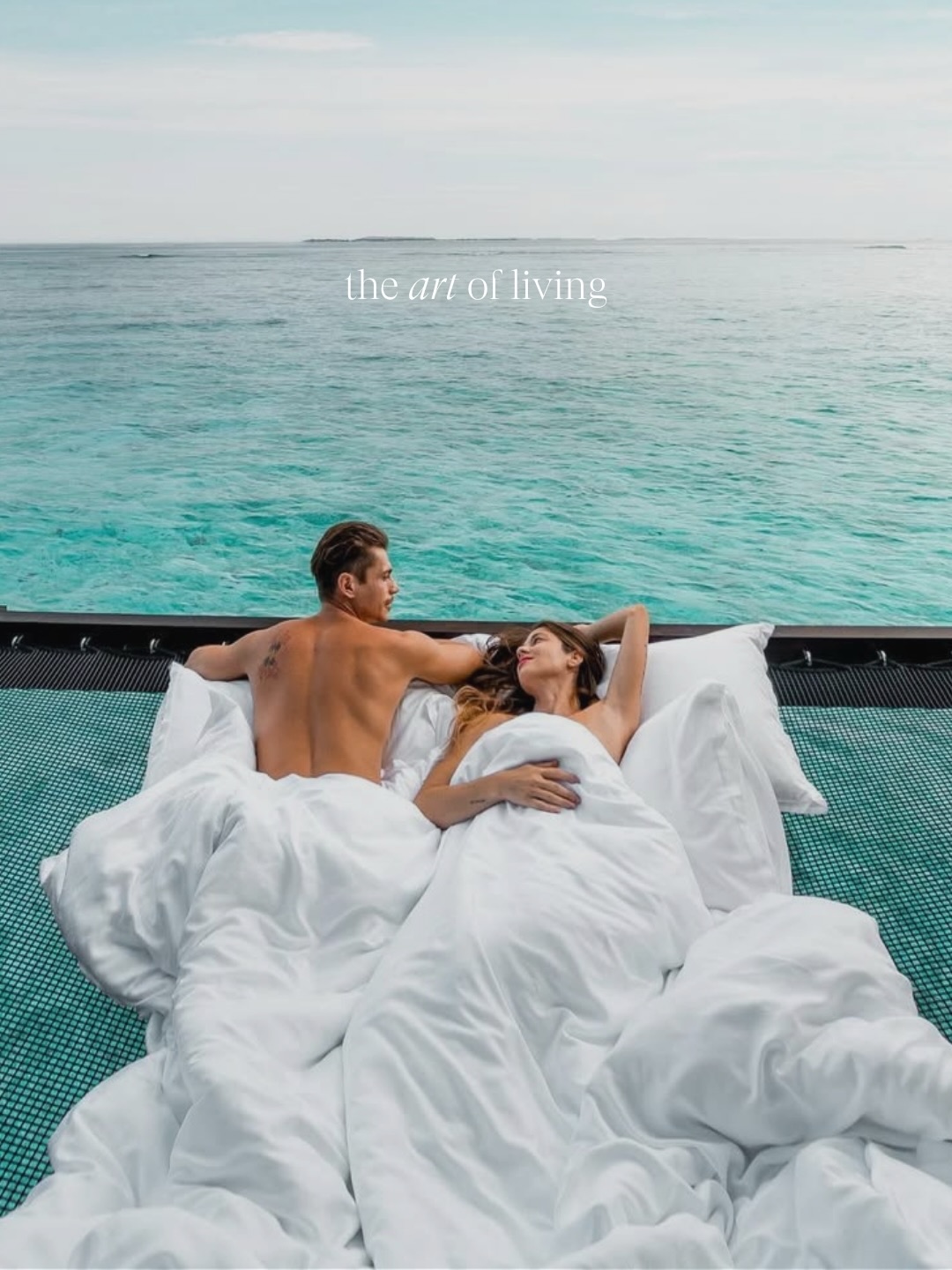 Foto von Sheraton Maldives Full Moon Resort & Spa vom 16. August 2026. Könnte ein Bild von einer oder mehreren Personen, sich küssenden Menschen, Bett, Matratze, Schlafzimmer, Ozean und Text sein, auf dem steht „the arl theartorliving of“