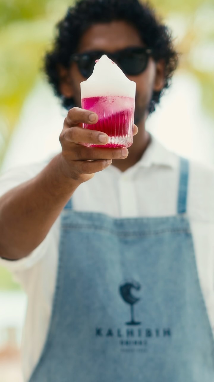 Auf der Insel bahnt sich etwas Aufregendes an ✨🍸

In diesem November verleiht Sheraton Maldives der Kunst der alkoholfreien Mixologie eine unverkennbar maledivische Note.

Ali Hamdan von Kalhibih Drinks ist bei uns zu Gast