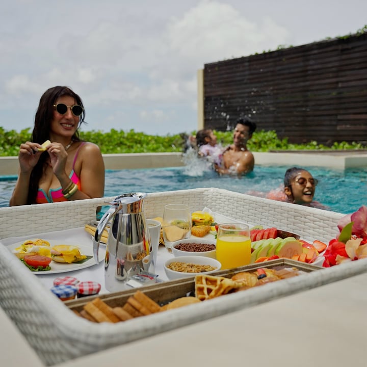 Ce qu'il y a de formidable avec Sheraton Maldives ? Nous avons atterri à Malé, pris un bateau rapide de dix minutes, et atteint le resort avant même que les enfants ne demandent : « C'est encore loin ? » 😅

Nous avons passé nos journées à nager, jou