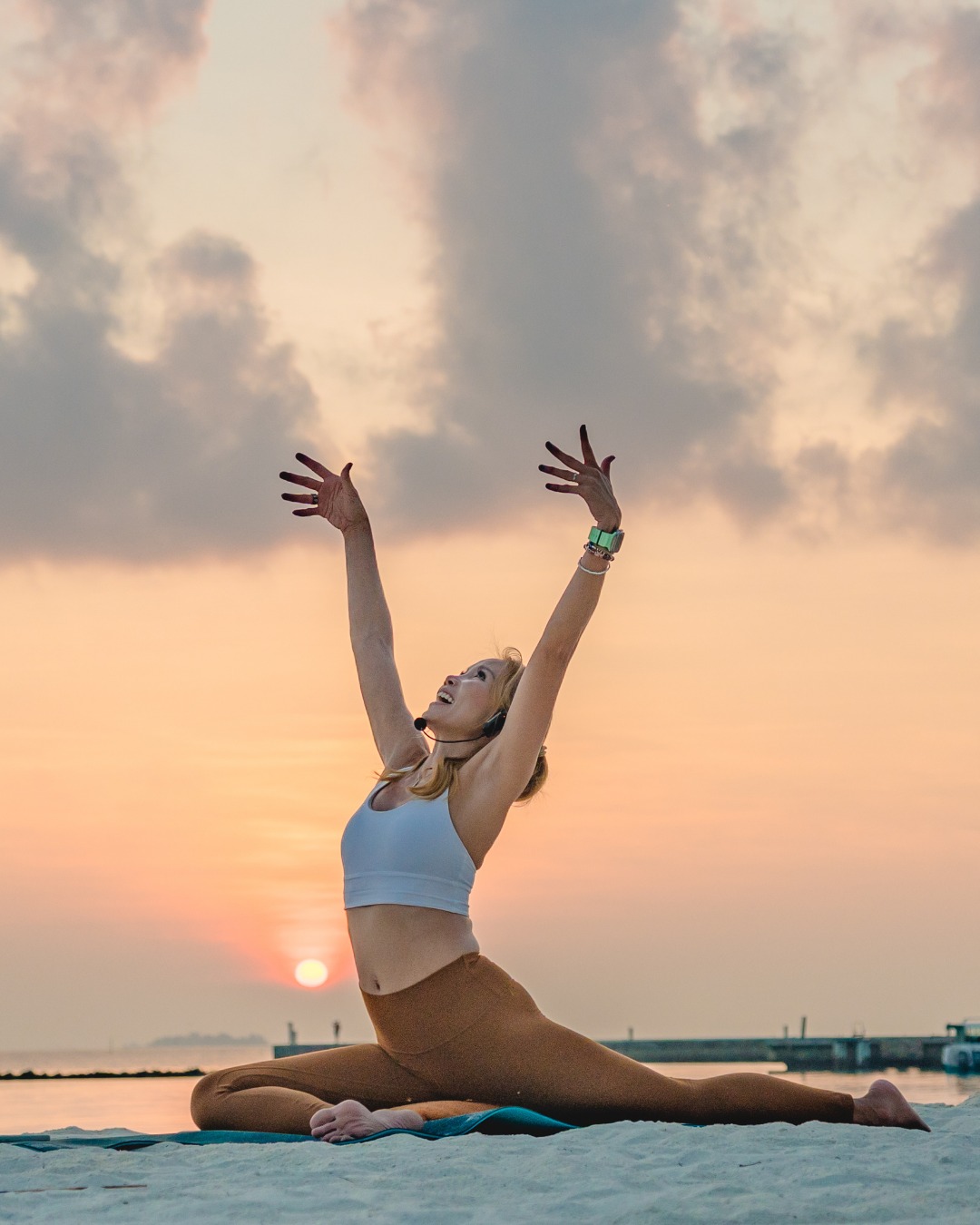 Le yoga au coucher du soleil, c'est plus qu'une pratique, c'est le reset dont vous ne saviez pas avoir besoin.🧘‍♀️🌅

Ici, votre souffle trouve son rythme, votre corps trouve son aisance, et votre esprit obtient enfin la quiétude qu'il