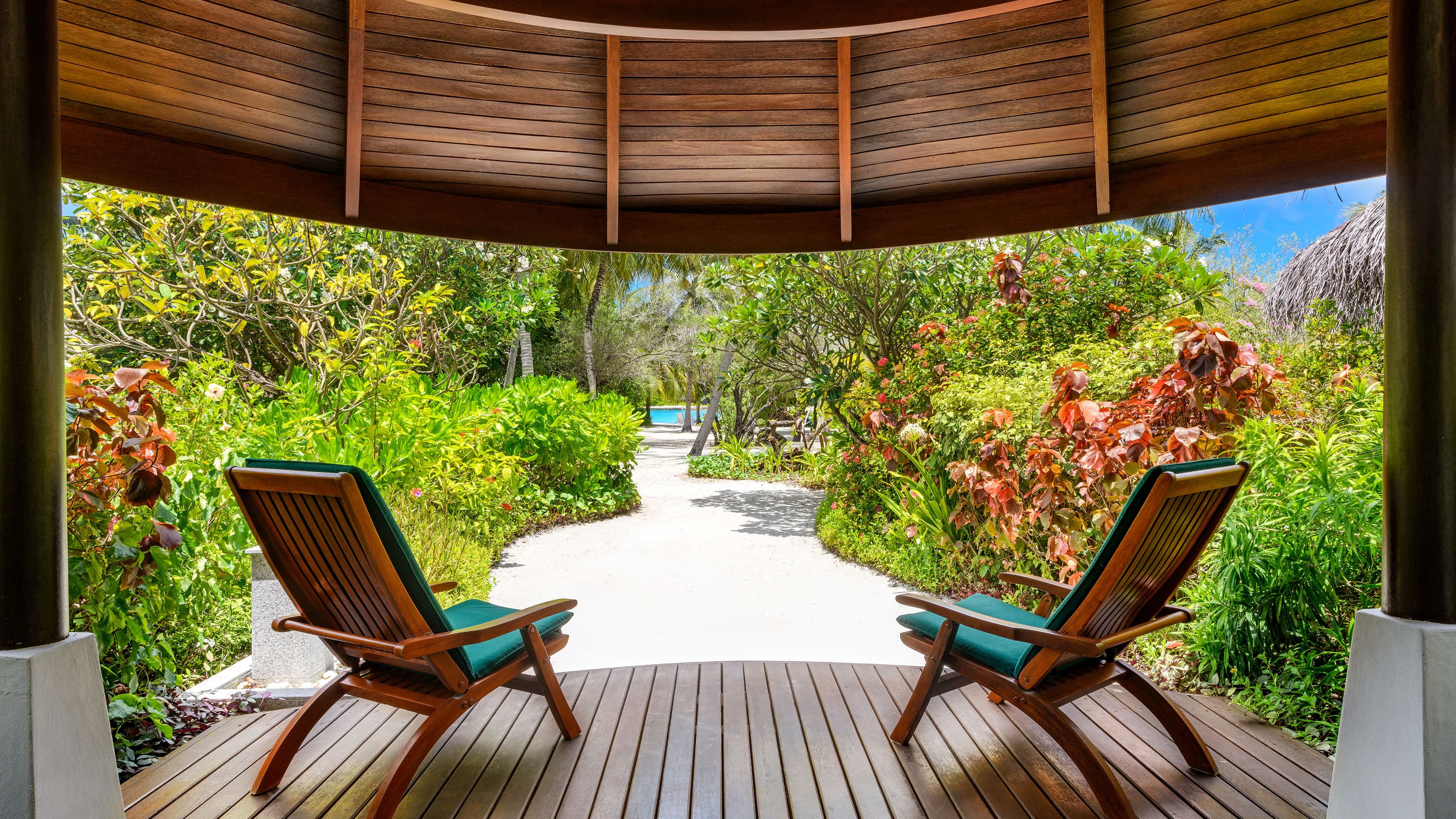 Terrasse des Island Cottage im Sheraton Maldives Full Moon Resort & Spa