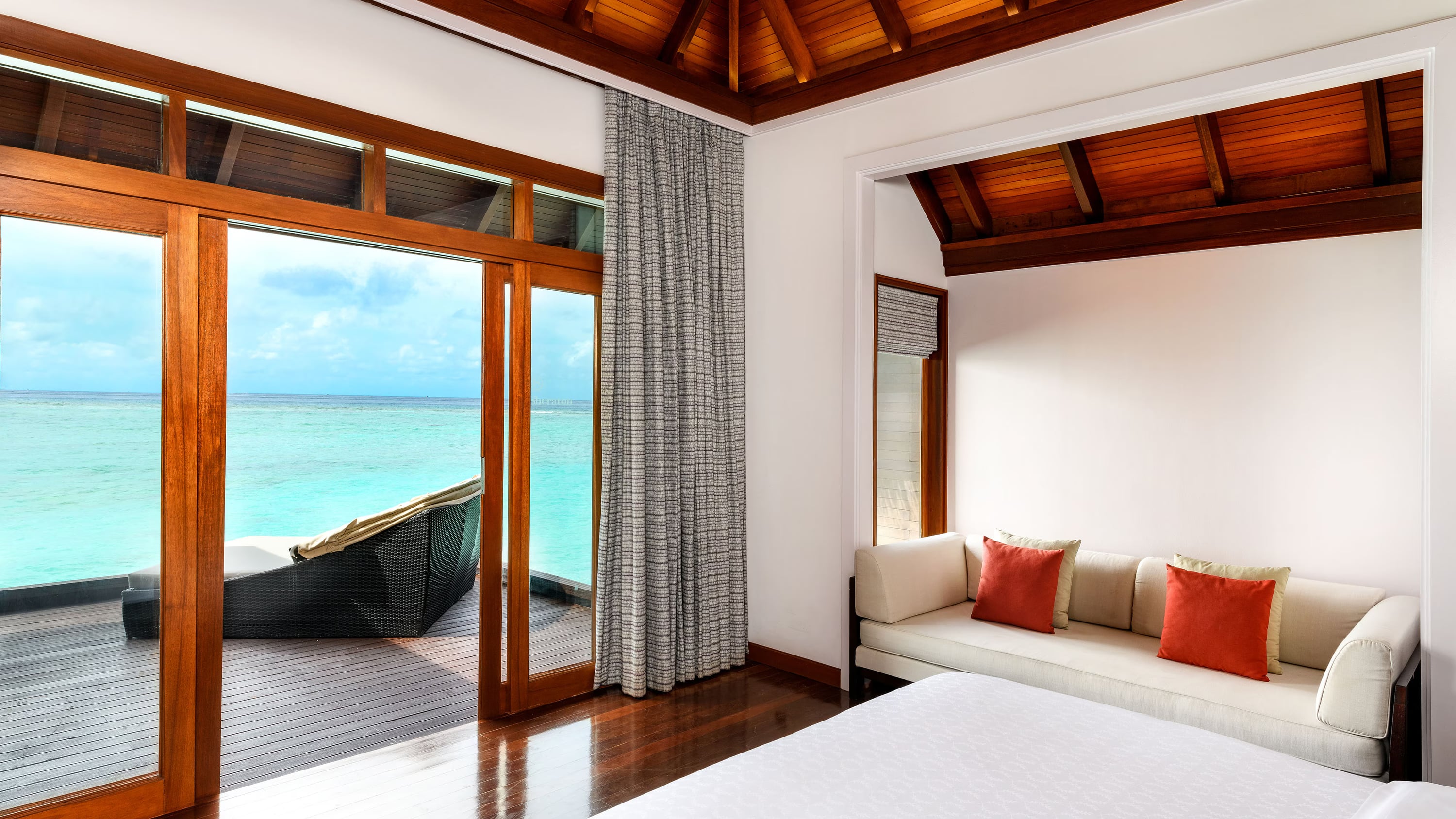 Overwater Bungalow mit Lagunenzugang im Sheraton Maldives Full Moon Resort & Spa