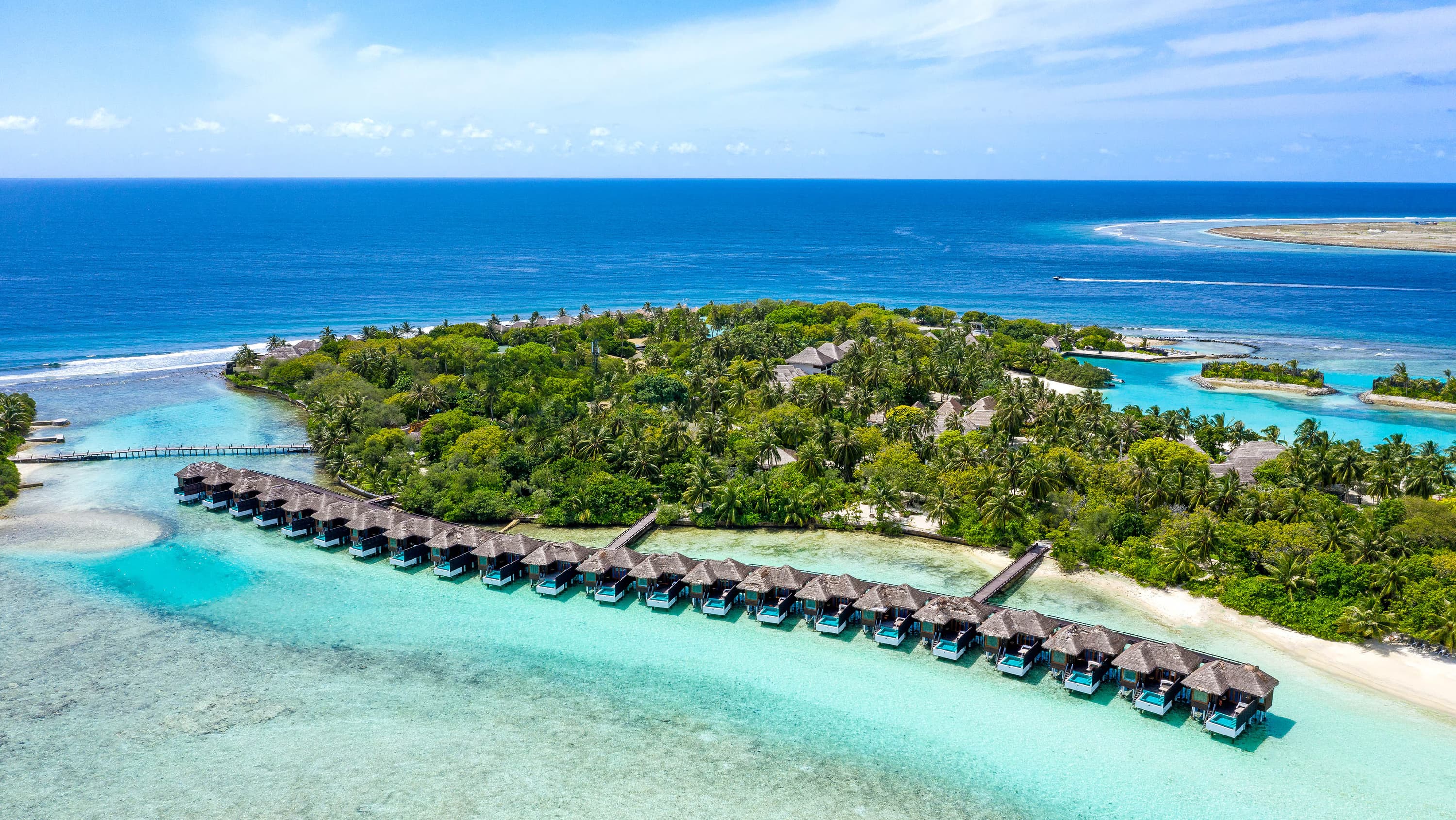 Luftaufnahme des Water Bungalow Guest Room mit Pool im Sheraton Maldives Full Moon Resort & Spa
