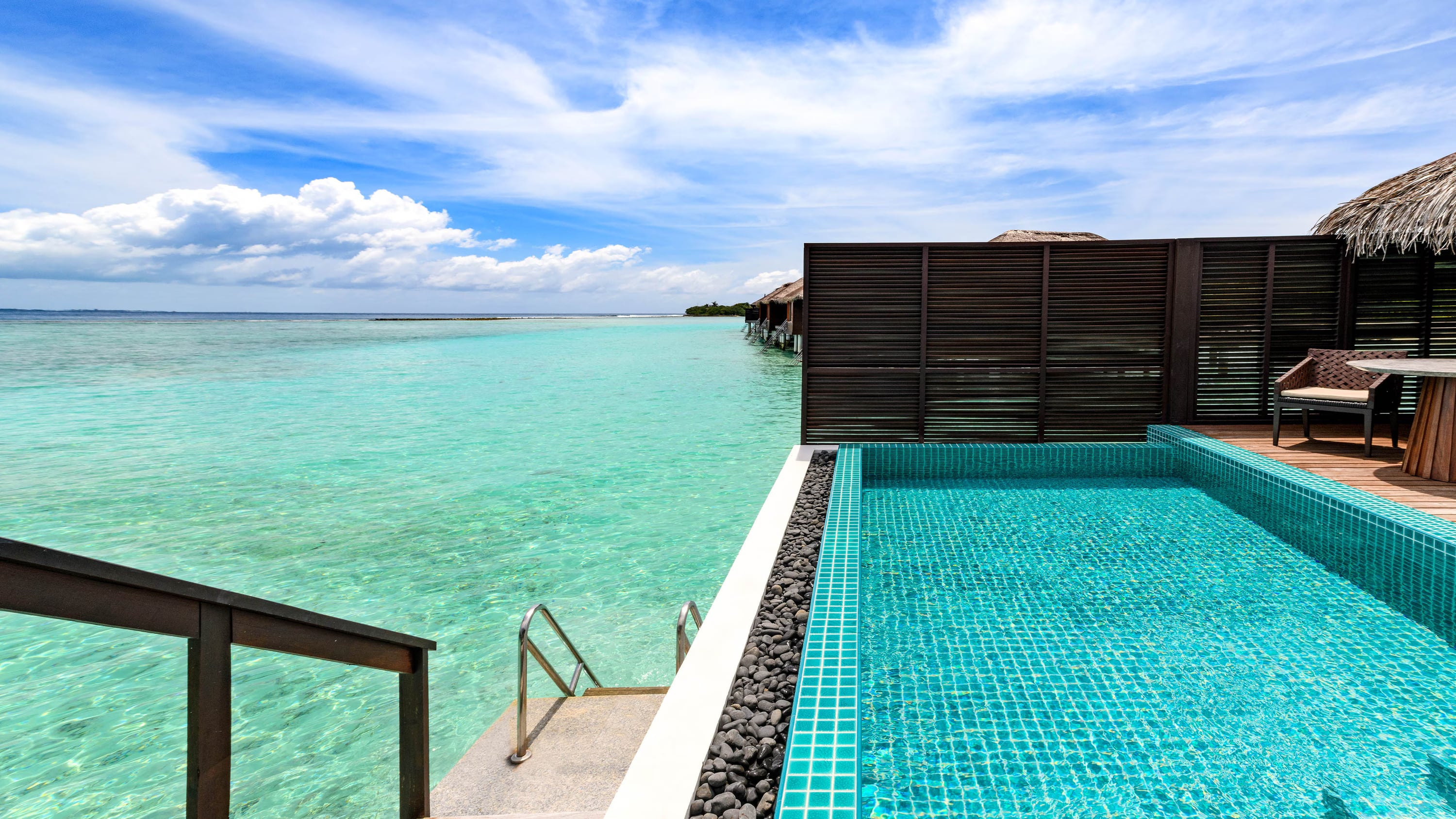 Pool der Water Villa im Sheraton Maldives Full Moon Resort & Spa