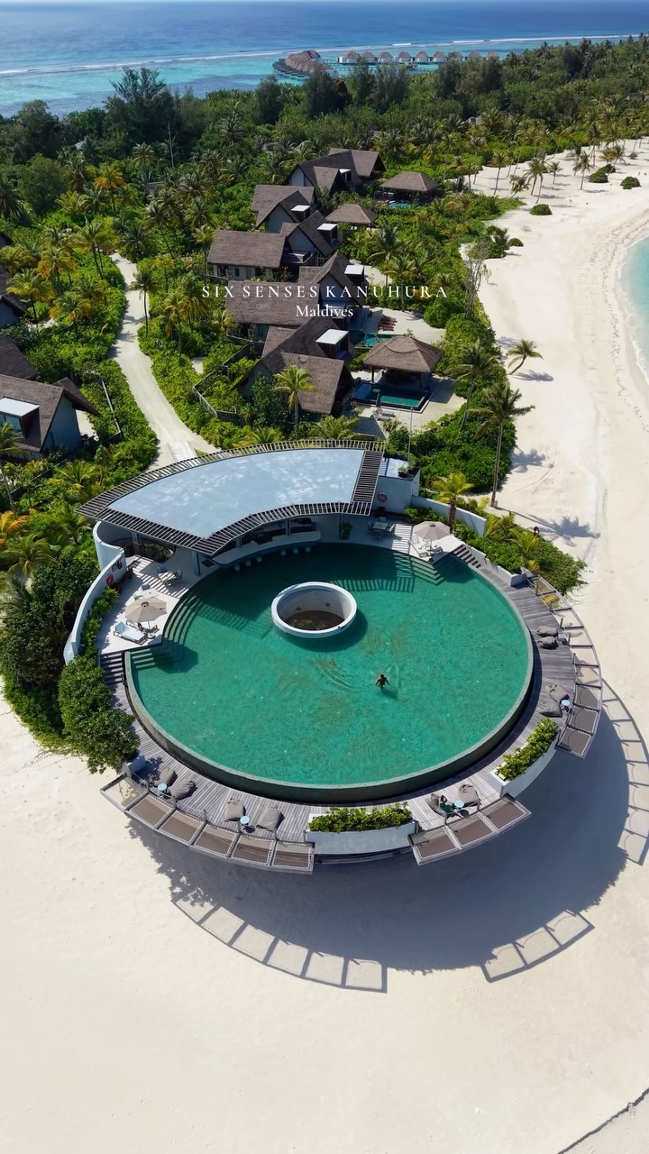 A private island where turquoise waters, white sand beaches and lush tropical nature come together @sixsenseskanuhura 

One of the most beautiful escapes in the Maldives.

Who would love to stay here?