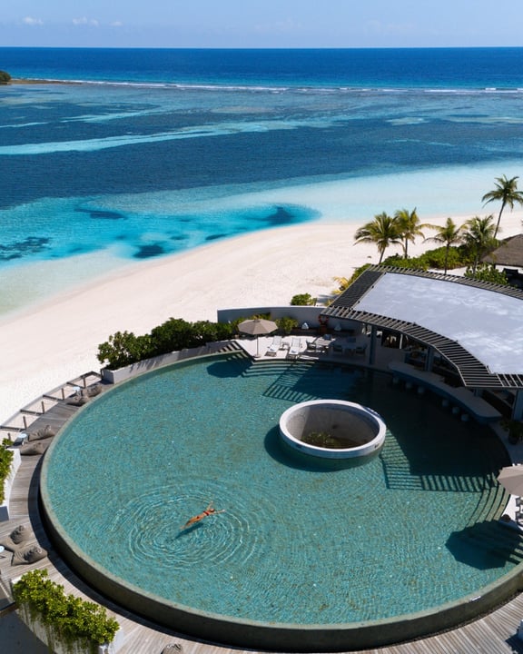 Foto von Six Senses Kanuhura vom 10. Juli 2026. Könnte ein Bild von Liegestuhl, Pool, Horizont und Text sein.