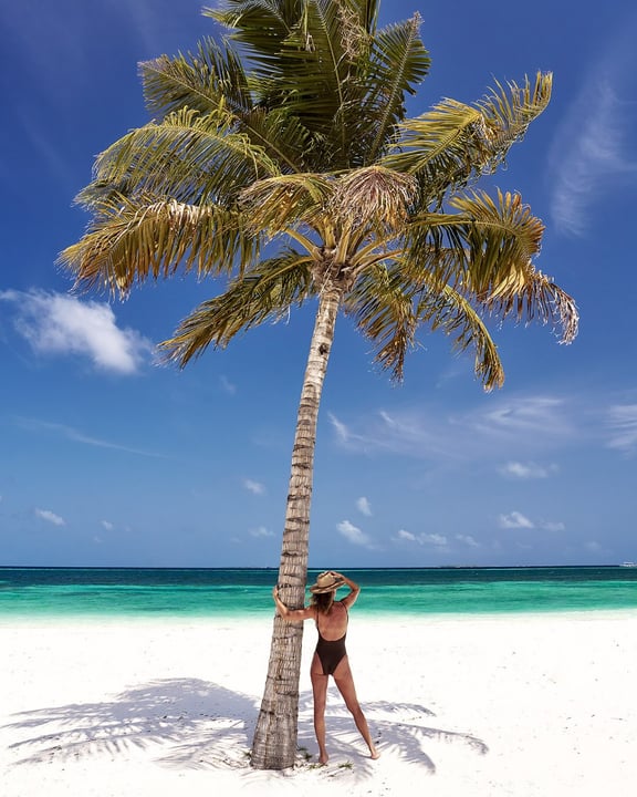 Foto geteilt von AQUABUMPS am 12. Juli 2026 mit Verlinkung von @sixsenseskanuhura und @oceanmaldives. Könnte ein Bild von Strand, Palmen, Wasser und Text sein.