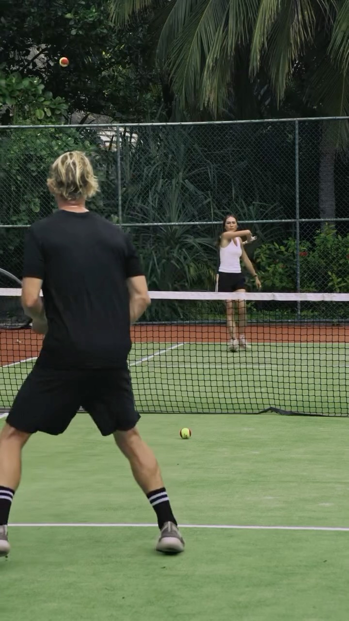 Schnappen Sie sich einen Schläger, spielen Sie mit Ihren Lieblingsmenschen und holen Sie sich ein paar Tipps von unserem hauseigenen Tennistrainer. Ein wenig freundschaftlicher Wettbewerb und jede Menge Spaß machen es zu einer unserer liebsten Arten, zusammenzukommen