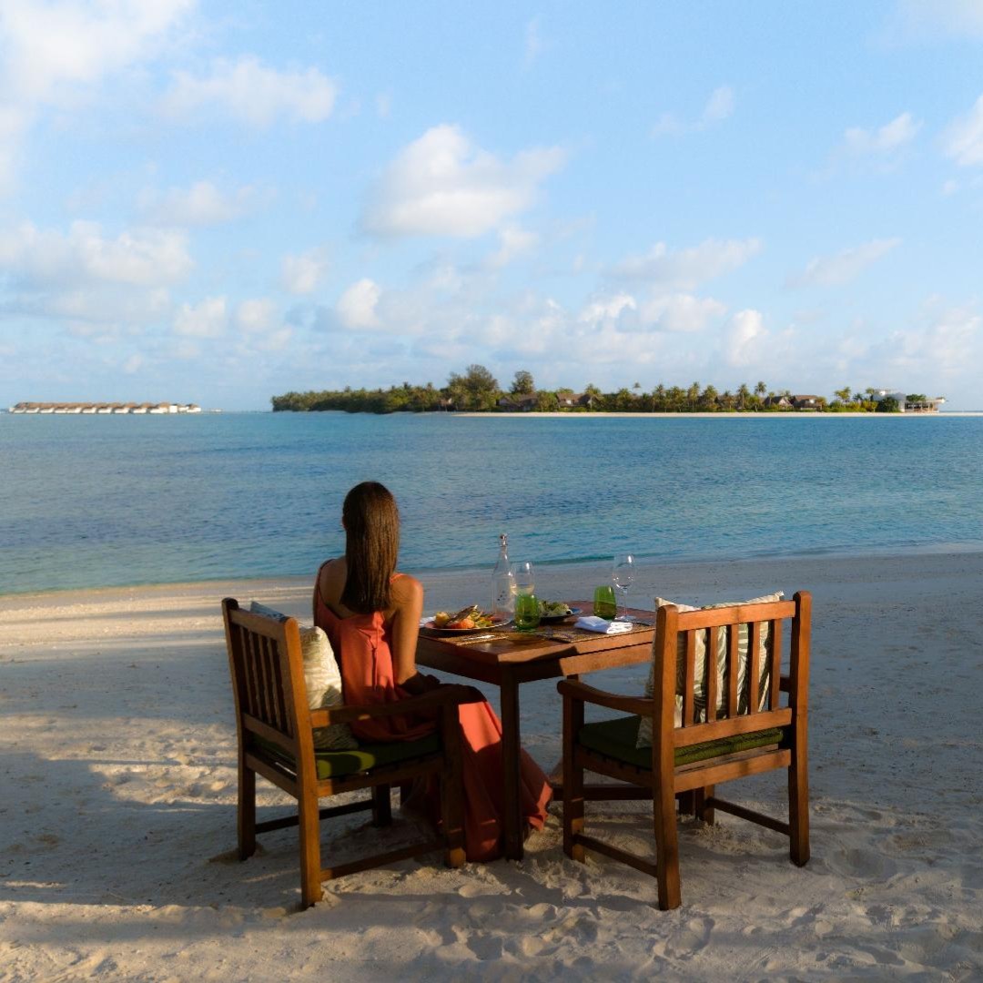 Des projets de déjeuner ? Prenez un ponton pour 5 minutes.

Les pieds dans le sable, fruits de mer frais et légumes du jardin sur la table, un verre de quelque chose de délicieux à la main, et les tropiques qui font ce qu’ils font de mieux.

Welcome to D