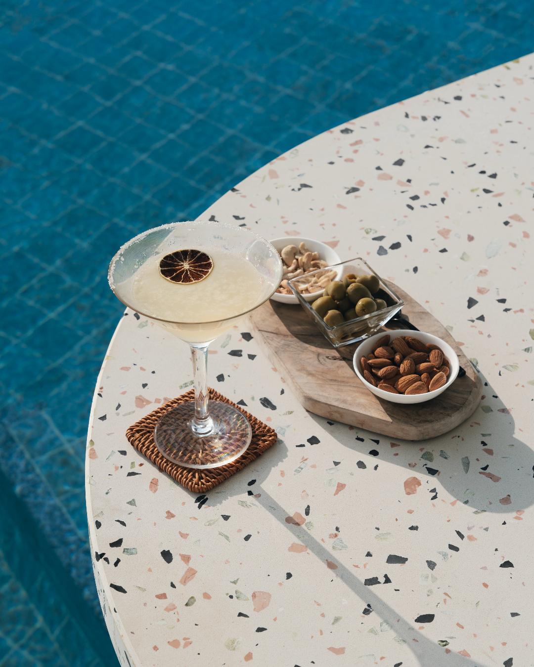 Perchée au-dessus de l’île, notre piscine à débordement emblématique est faite pour de longs après-midis à profiter des tropiques, à savourer le soleil et à admirer toutes les nuances du bleu maldivien. Ajoutez un cocktail à cela, 
