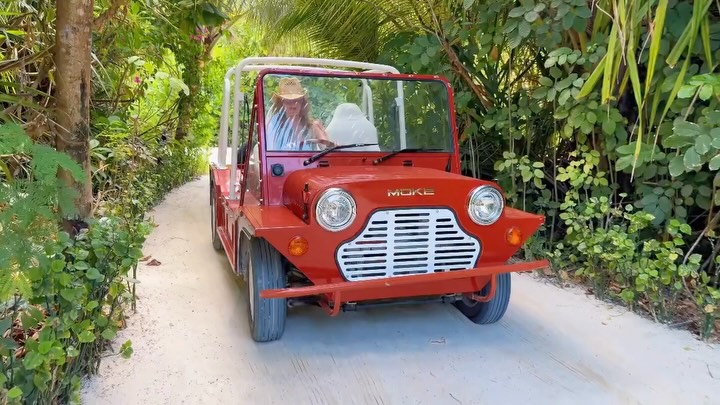 Party in the Maldives 🌴 Room Tour 🌴

Pulling up to our villa in the cutest little electric Moke, cruising around the island like we own the place 🙈🤣 (totally recommend getting one if you come here