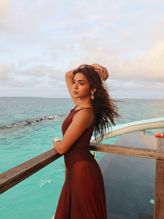 Von Apoorva geteiltes Foto vom 12. Juli 2026, mit Markierung von @coastalinofficial, @labelankitajain und @siyamworld. Könnte ein Bild von einer oder mehreren Personen, Sommerkleid, Ozean und Text sein.