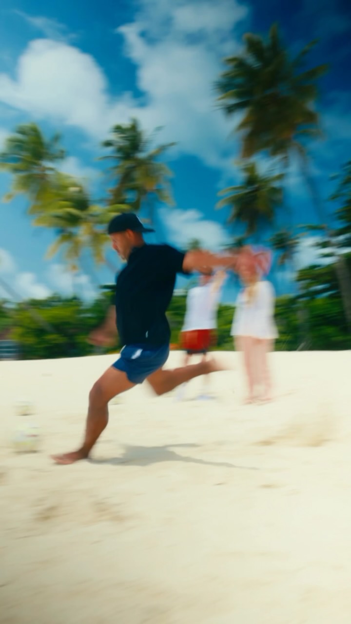 Forget the usual pitch: 

Andrew Johnson and Wayne Routledge take on the El Niño Challenge at Siyam World, with one small difference: the target is out at sea!

Think you could score? 👀🎯
#siyamworld