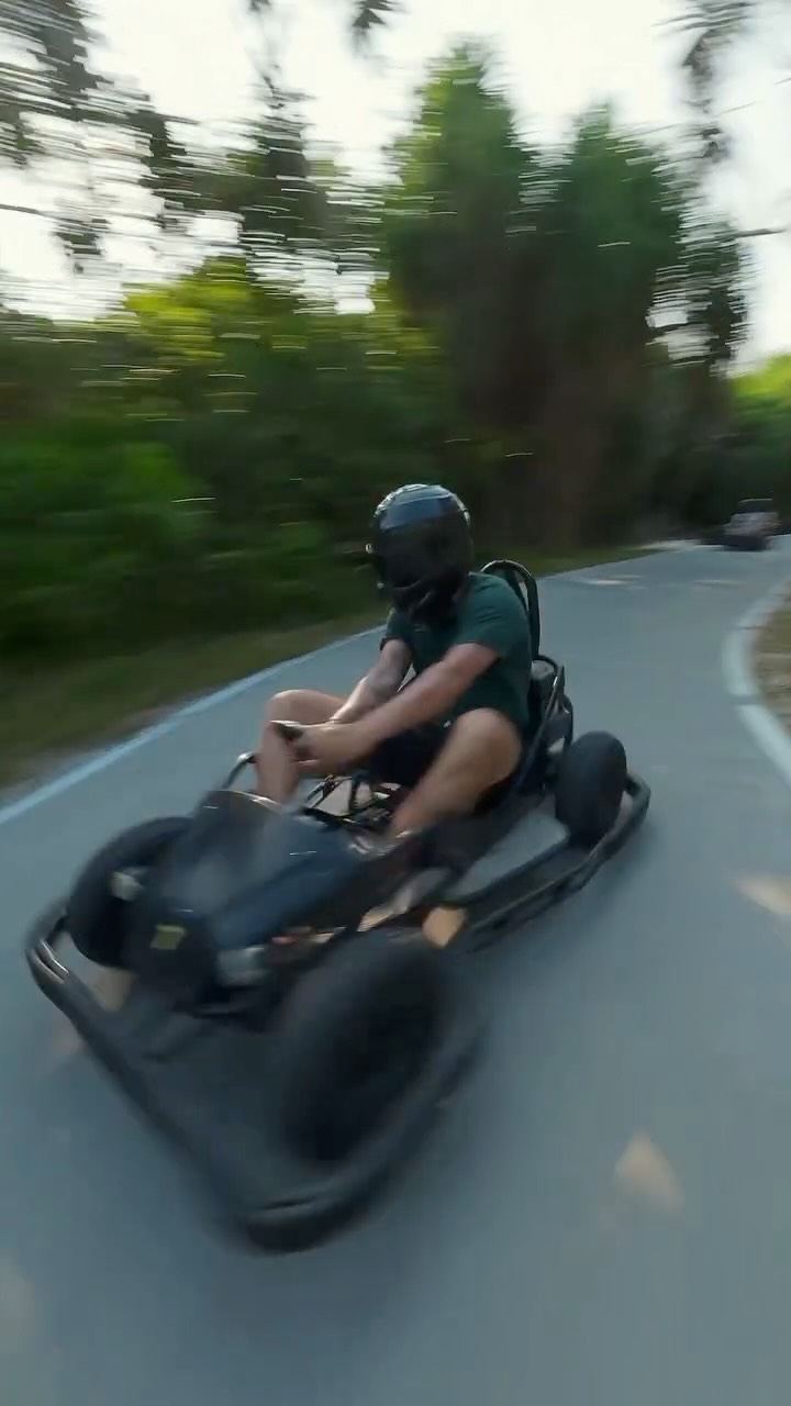 Die eine Minute barfuß. Die nächste mit Vollgas.

Ein ganz normaler Nachmittag bei @siyamworld, wo das Inselleben mit etwas extra Adrenalin daherkommt.

Bereit zum Rennen? 🏁 🏎️💨
