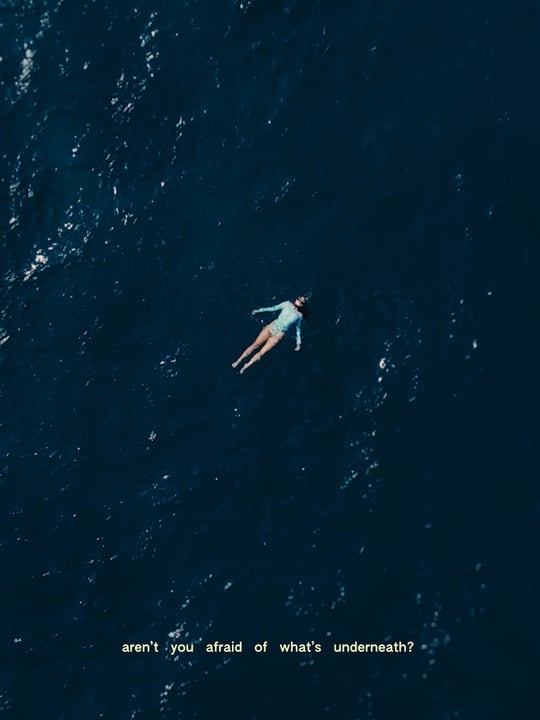 Foto geteilt von Cha Ocampo am 25. August 2026, markiert @sundivingmaldives und @siyamworld. Könnte ein Bild von Schwimmen, Jetski, Floß, Neoprenanzug, Ozean, der Blue Grotto und Text sein.
