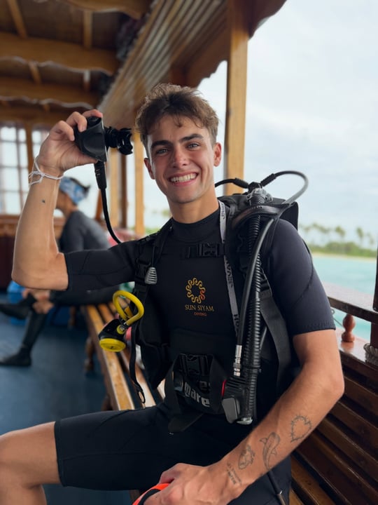 Foto condivisa da @kylethomas il 14 settembre 2026 con tag a @christian_calabrese_h2ocean, @sundivingmaldives, @sunsiyamresorts e @siyamworld. Potrebbe contenere: muta, boccaglio e testo.