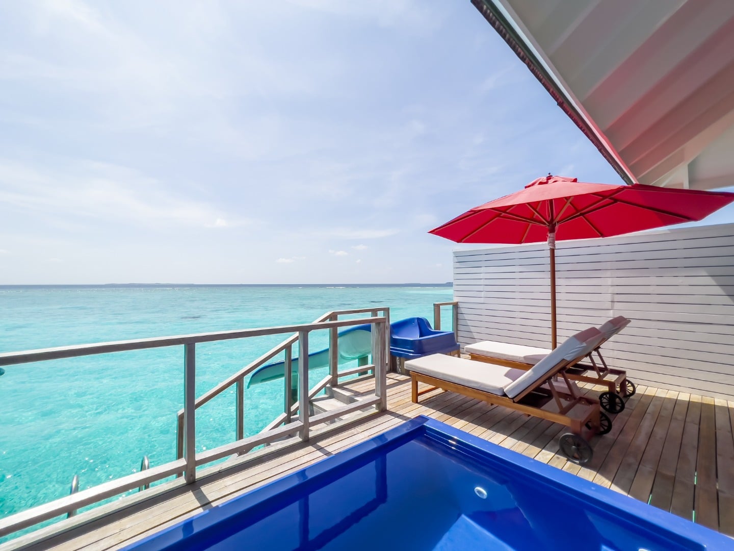Water Villa with Pool + Slide - Sonnendeck im Siyam World Maldives
