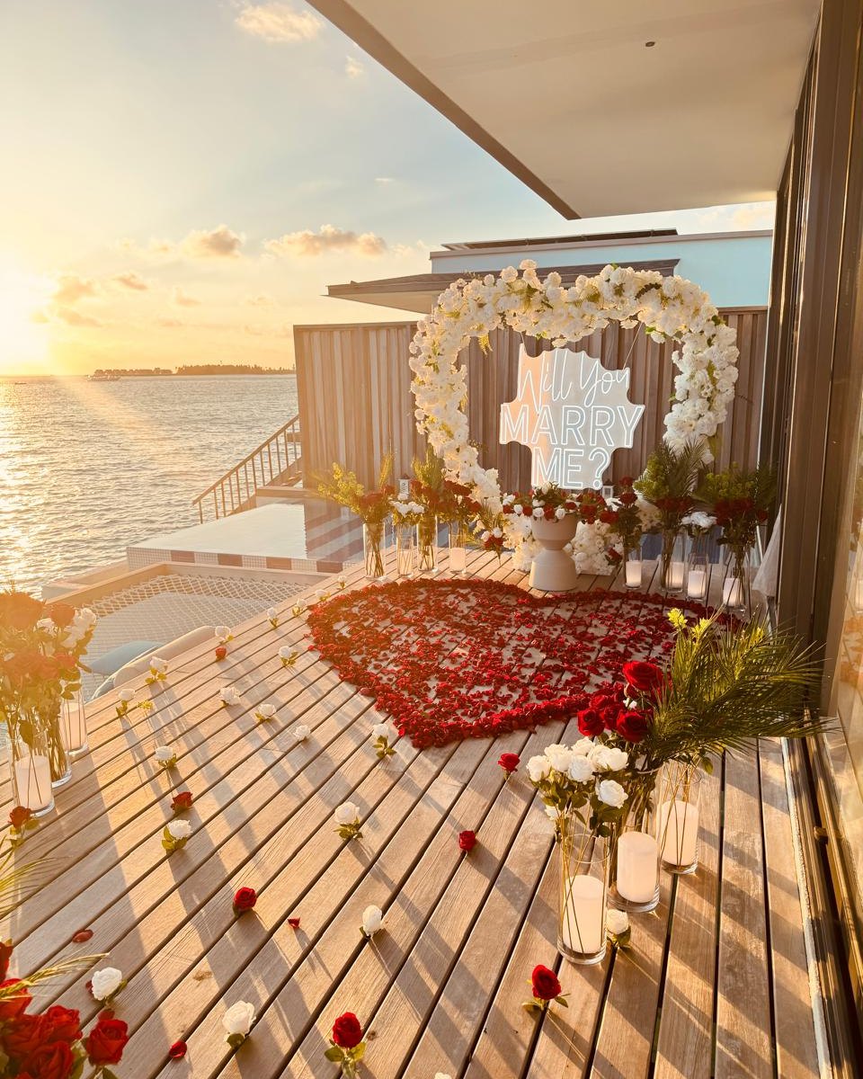 💍 Will You Marry Me?
With the sunset as our witness and the ocean as our forever. @so.maldives, love stories unfold in style. A private villa deck, golden skies melting into endless sea, and a propos