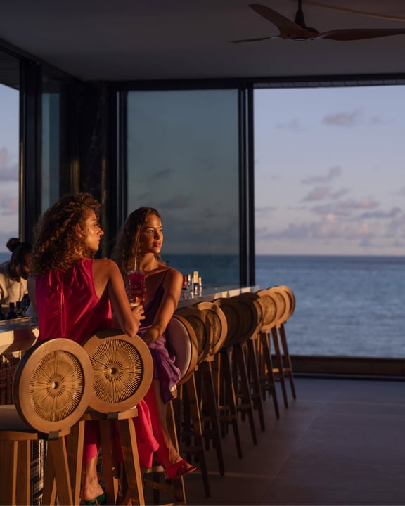 Two moods, one sunset. 
Cocktails in hand, style on point. 🌅🍹#somaldives 

@ennismore 
SO/ Hotels & Resorts