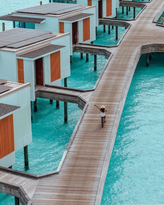 Foto di SO/ Maldives del 10 settembre 2026. Potrebbe essere un'immagine di piscina, acqua, esterni e testo.