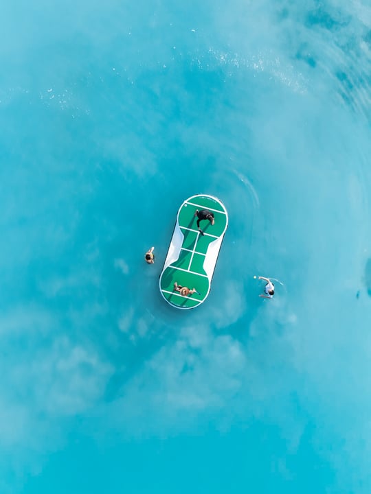 Que le jeu commence ! Le pickleball flottant a débarqué à CROSSROADS Maldives, apportant une petite touche de compétition amicale au paradis 🏝️

Les après-midis à Lazuli viennent de devenir plus ludiques.
Un peu de jeu, un bleu limpide et cr