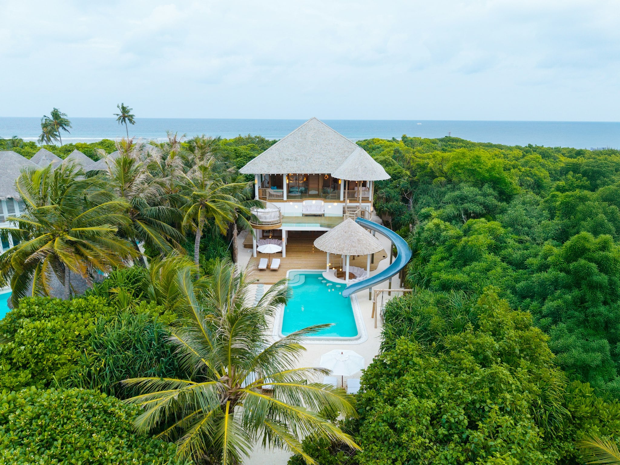 Three Bedroom Beach Pool Villa mit Rutsche im Soneva Jani
