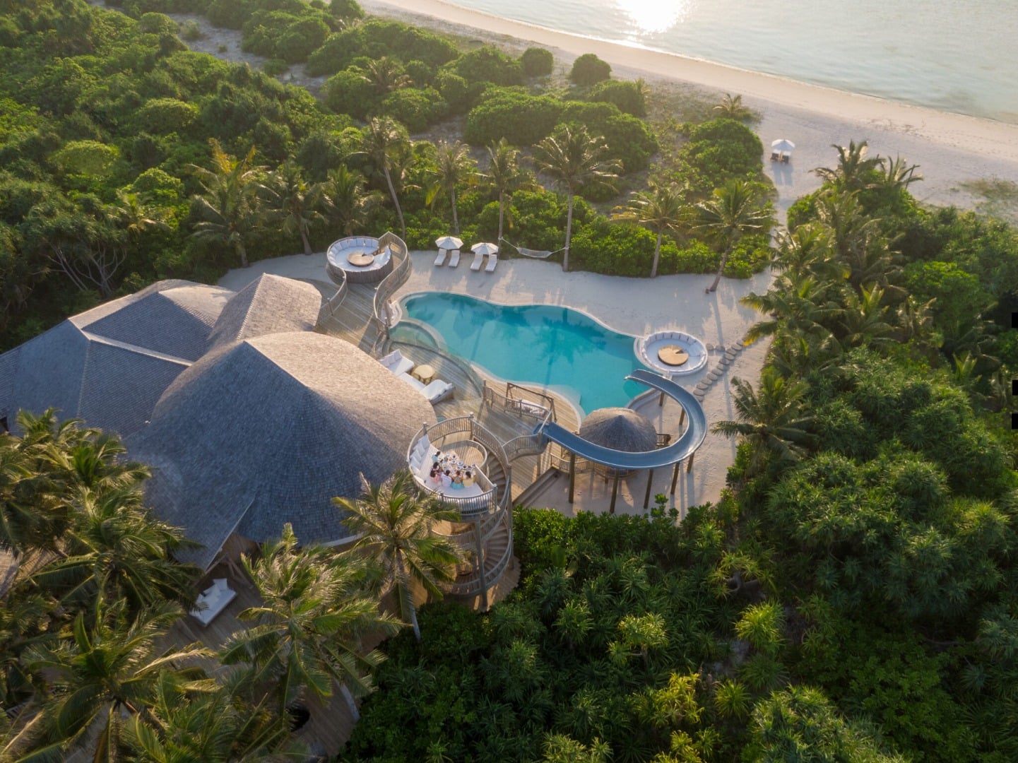 Three Bedroom Deluxe Beach Pool Villa mit Rutsche im Soneva Jani