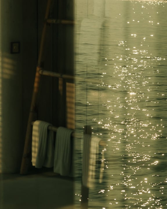 Foto von Soneva vom 17. Juli 2026. Zu sehen sind möglicherweise Vorhänge, ein Hausboot und Text.