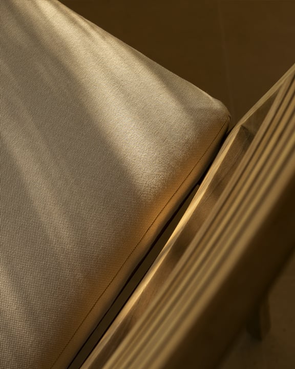 Foto von Soneva im Soneva Fushi. Zu sehen sind möglicherweise Leder, Messing, ein Sessel und Text.