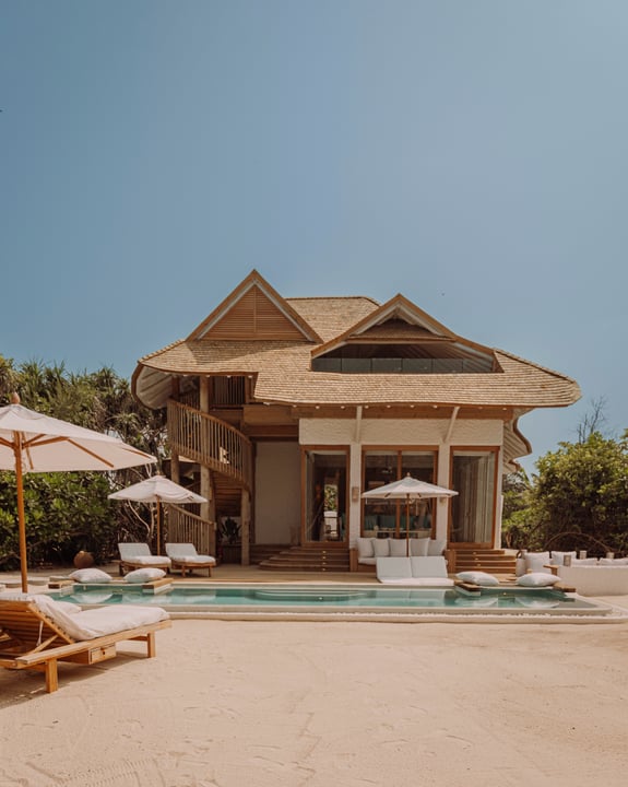 Foto di Soneva del 06 settembre 2026. Potrebbe essere un'immagine di piscina, cabana e testo.