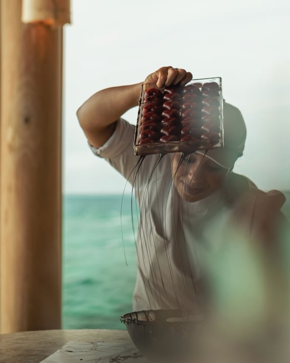 Foto von Soneva in Soneva Fushi. Könnte ein Bild von einer Zigarette, im Freien, Wasser und Text sein.