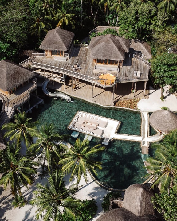 Foto von @sonevafushiofficial in Soneva Fushi mit @soneva. Könnte ein Bild von einer Cabana und Text sein.