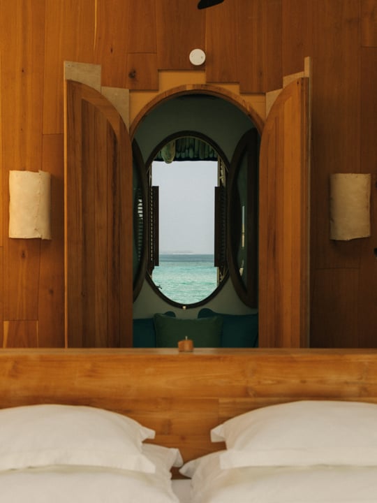 Foto condivisa da Soneva il 18 settembre 2026 taggando @sonevafushiofficial. Potrebbe essere un'immagine di letto, camera da letto e testo.