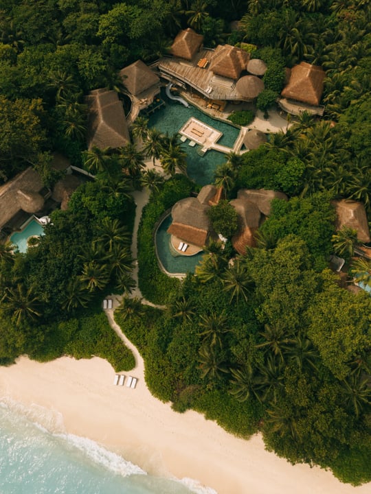 Une reconnaissance qui compte encore plus lorsqu'elle vient de ceux qui ont vécu Soneva par eux-mêmes.

Nous sommes fiers d'être distingués dans les Condé Nast Traveller UK and US Readers' Choice Awards 2026, avec 