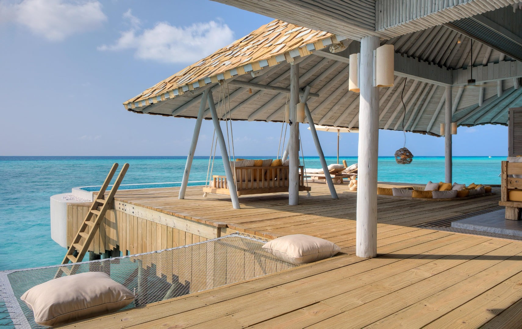 Overwater Hideaway mit Wasserrutsche im Soneva Secret