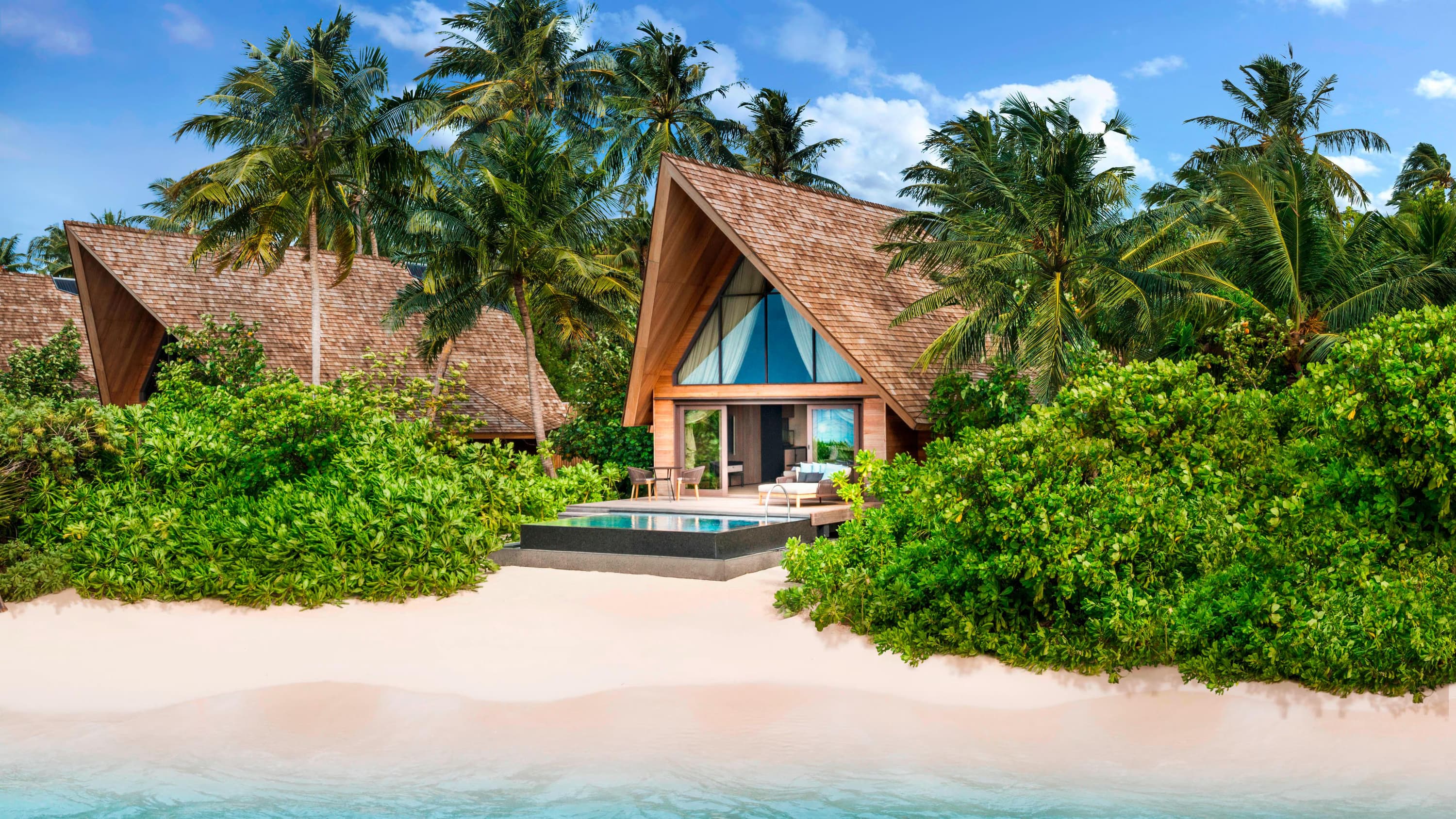 Beach Villa – Pool im The St. Regis Maldives Vommuli Resort