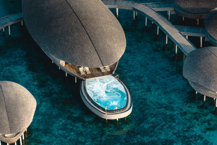 Foto von The St. Regis Maldives Vommuli Resort im The St. Regis Maldives Vommuli Resort. Könnte ein Bild von Pool und Text sein.
