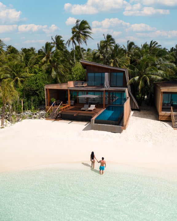 The St. Regis Maldives Vommuli Resort, ein Luxusresort auf den Malediven, umgeben vom Indischen Ozean, mit markanter Architektur, unberührten Stränden, Wasservillen, tropischen Landschaften, exzelle