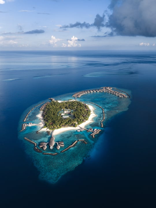 Foto von The St. Regis Maldives Vommuli Resort im The St. Regis Maldives Vommuli Resort mit @stregishotels. Könnte ein Bild von Wasser und Text sein.
