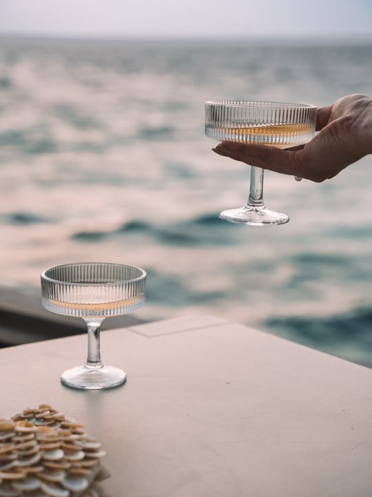 Foto von The St. Regis Maldives Vommuli Resort vom 20. Juli 2026. Könnte ein Bild von Champagner, Weinglas, Pokal und Text sein.